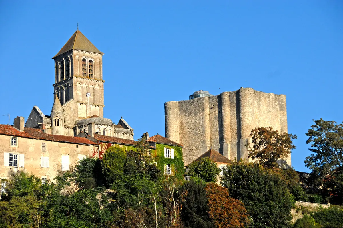 Le donjon de Gouzon et le clocher de la collégiale
              Saint-Pierre au-dessus des toits de Chauvigny