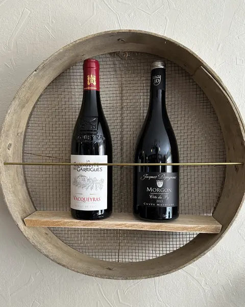 Deux vins sur une étagère en tamis, Chez Colette à Chauvigny